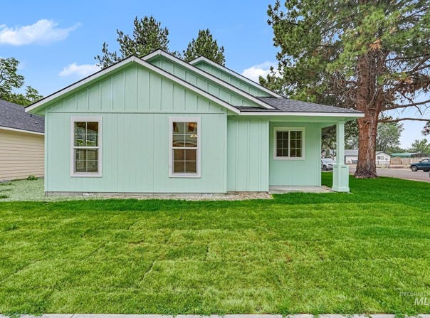 790 S 3rd W B St, Mountain Home, ID 83647