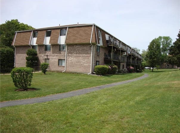752 Quaker Lane, Warwick, RI 02818