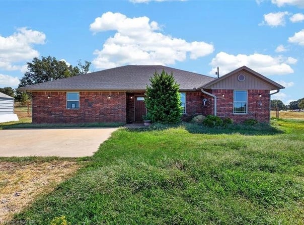 151 Hall LN, Pocola, OK 74902