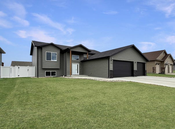 2628 18th Street, Minot, ND 58703