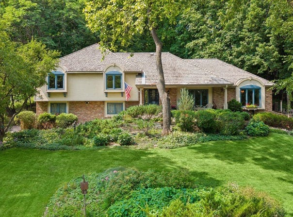 18864 Heathcote Drive, Deephaven, MN 55391