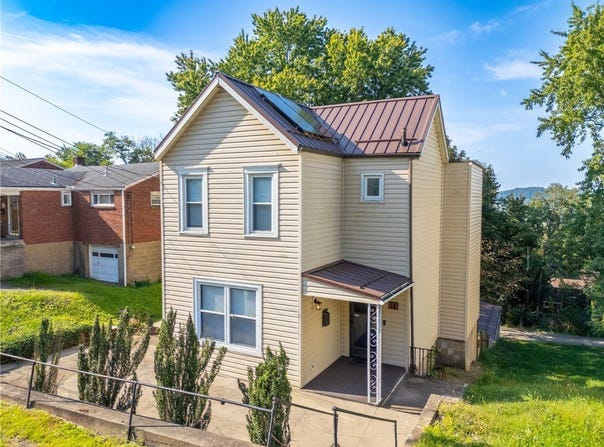 18 Charlton St, Ingram, PA 15205
