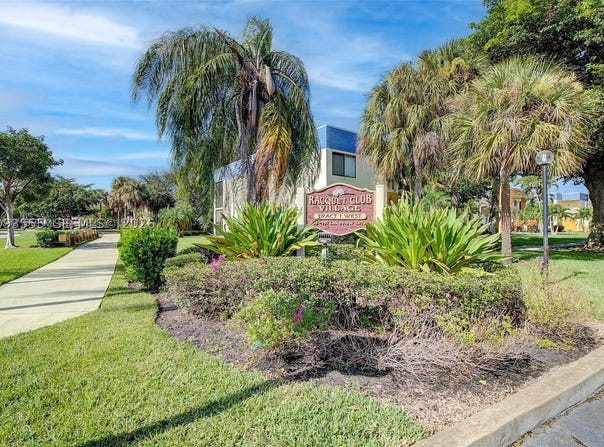165 Lakeview Dr, Weston, FL 33326