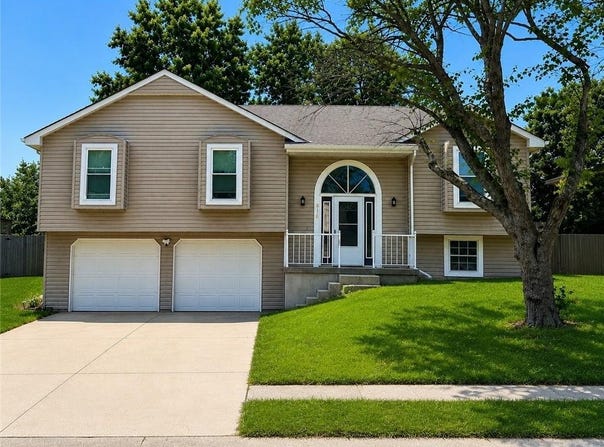 416 NE Fox Trail Drive, Blue Springs, MO 64015