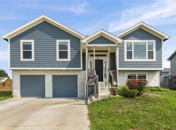 1904 Hawk View, Harrisonville, MO 64701