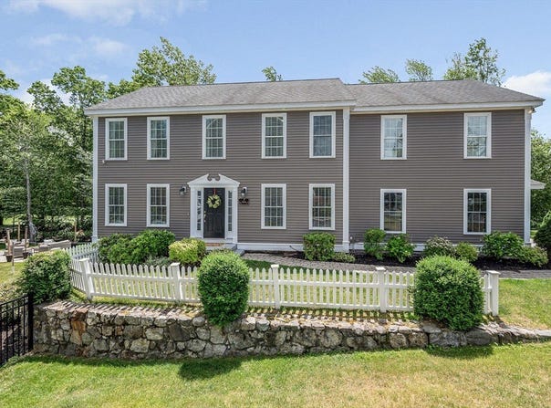 103 Meadow Creek Dr, Dracut, MA 01826