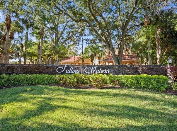 2055 Cascades Dr, NAPLES, FL 34112