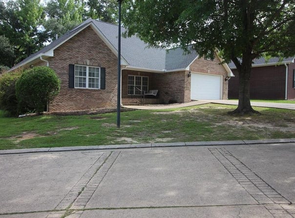 15 Twin Oaks, LAUREL, MS 39440