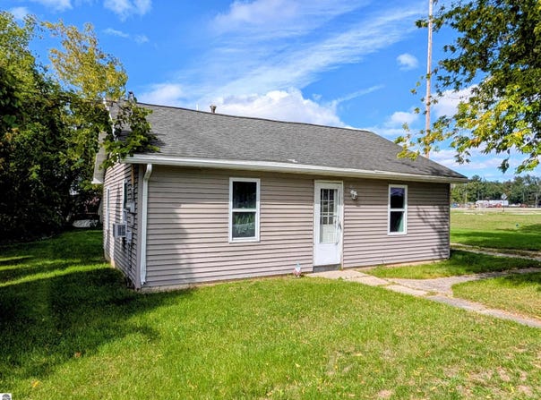 233 N Mackinaw Road, Au Gres, MI 48703