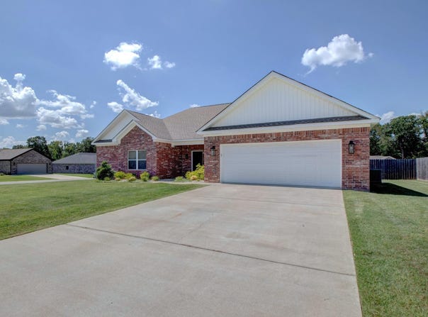 1 Oaks Lane, Greenbrier, AR 72058