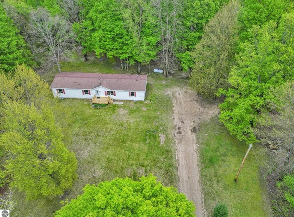 3902 N 3 1/2 Road, Mesick, MI 49668