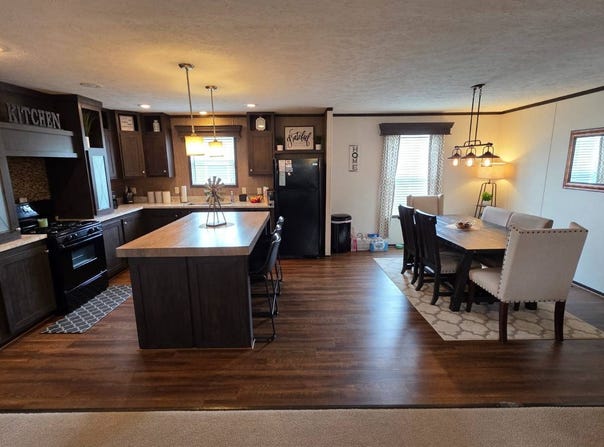 25791 Hanover Dr, Flat Rock, MI 48134