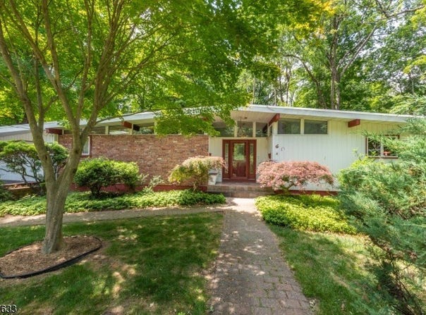 6 Mohawk Trl, Ringwood Boro, NJ 07456-2926