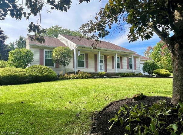 12 Surrey Lane, Geneva, OH 44041