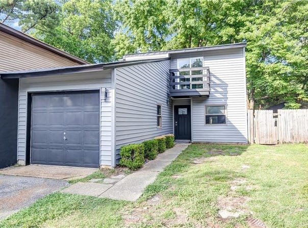 8 Glouchester Circle, Chesapeake, VA 23320