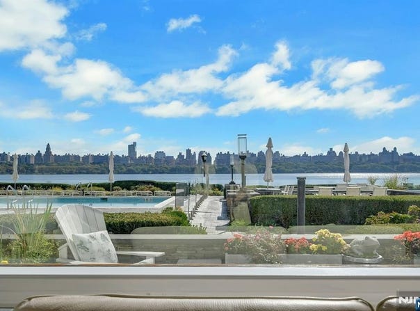 9 Somerset Lane, Edgewater, NJ 07020