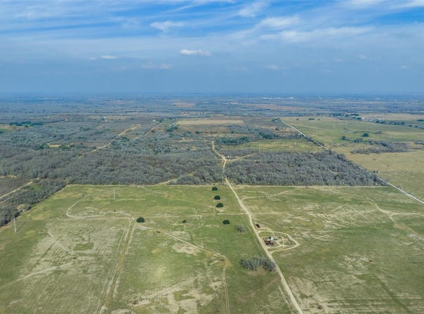 1144 Treetop Ln, Luling, TX 78648