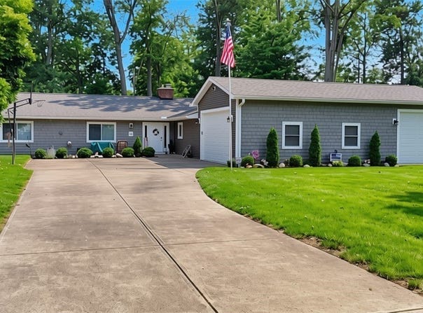 16 Keewaydin Drive, Timberlake, OH 44095