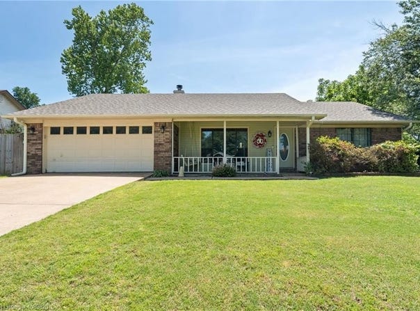 2704 E Phillips AVE, Sallisaw, OK 74955