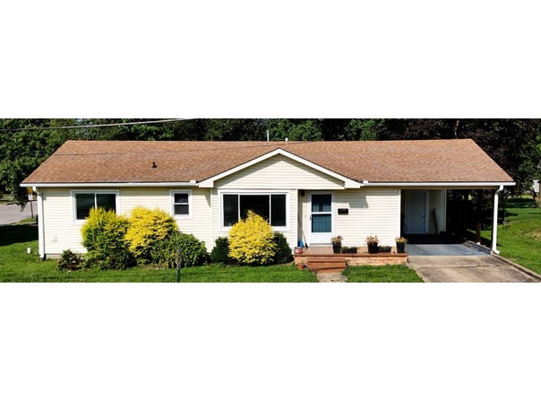 409 S 1st St, Fairfield, IL 62837