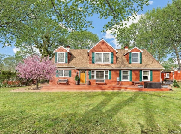79 E Tiana Road, Hampton Bays, NY 11946