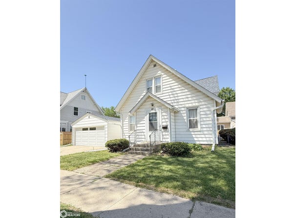 207 3rd Street SE, Hampton, IA 50441