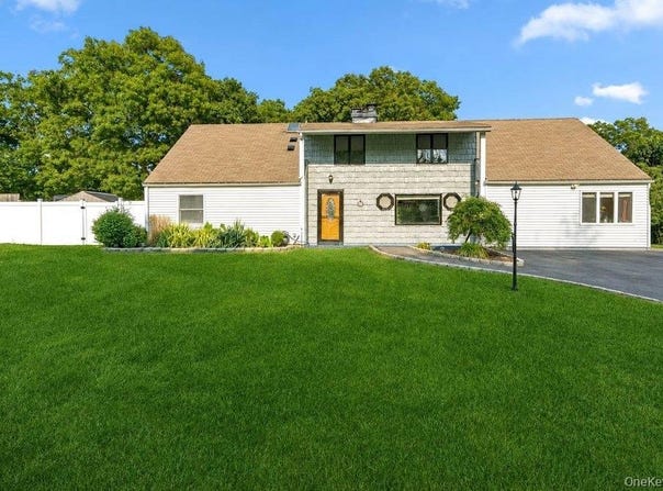 21 Hackberry Lane, Holbrook, NY 11741
