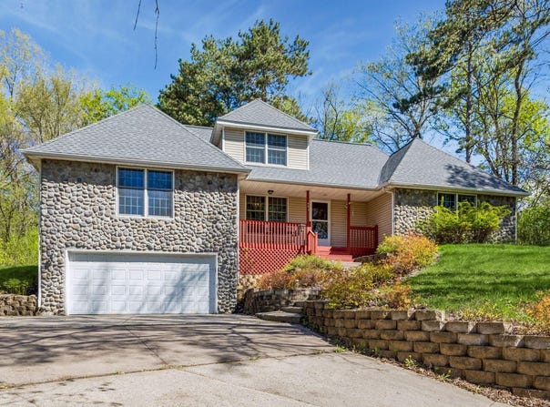 771 County Road B2 E, Little Canada, MN 55117