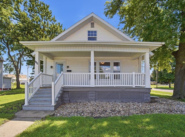 198 W First Street, El Paso, IL 61738