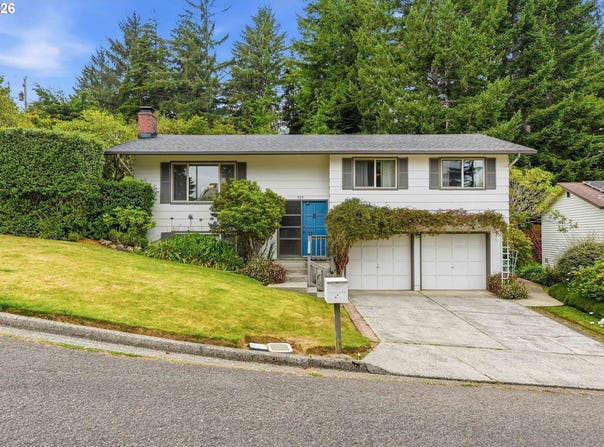 925 OAKWAY Dr, CoosBay, OR 97420