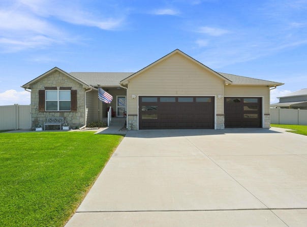 3 Bristol Dr, Hutchinson, KS 67505