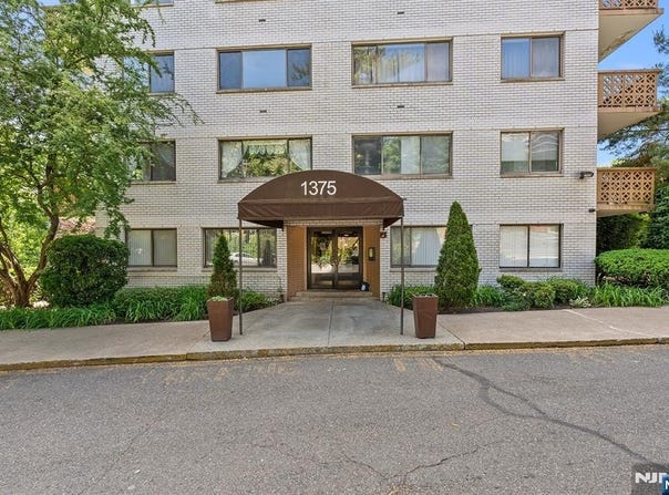1375 River Road, Edgewater, NJ 07020