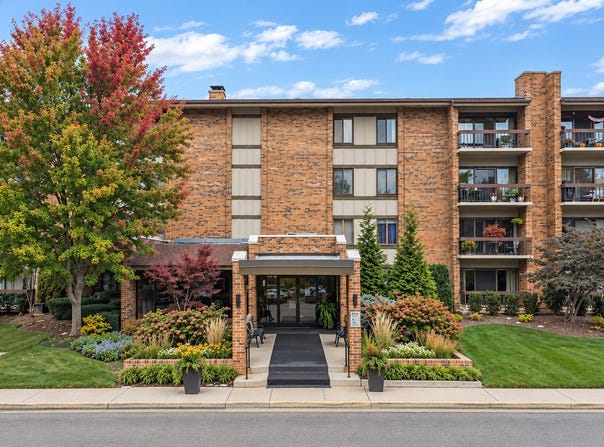201 Lake Hinsdale Drive, Willowbrook, IL 60527