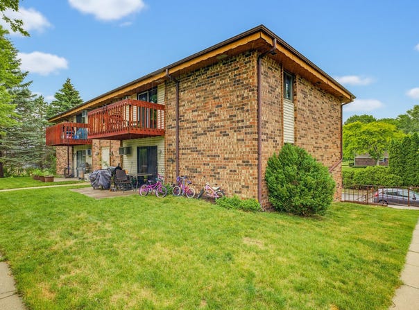 627 Hartridge Dr, Hartland, WI 53029