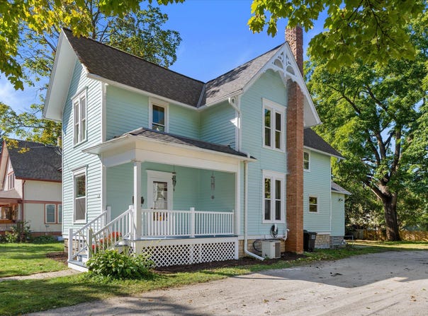 326 S Silver Lake St, Oconomowoc, WI 53066