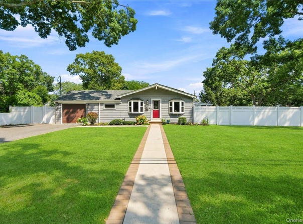 91 Spruce Avenue, West Islip, NY 11795