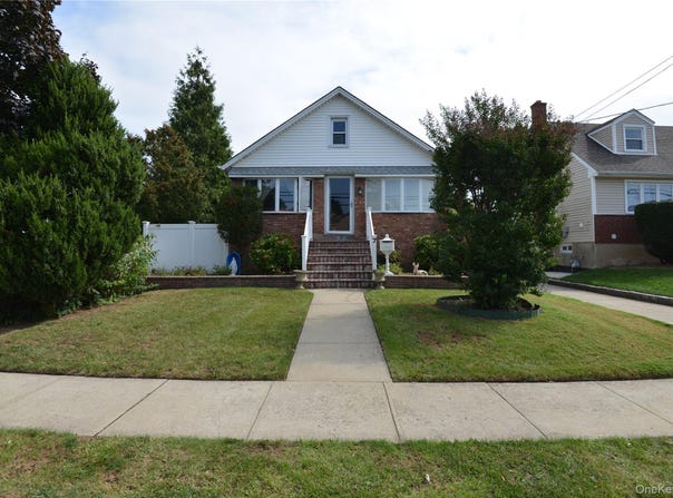 7 S Bay Avenue, Freeport, NY 11520