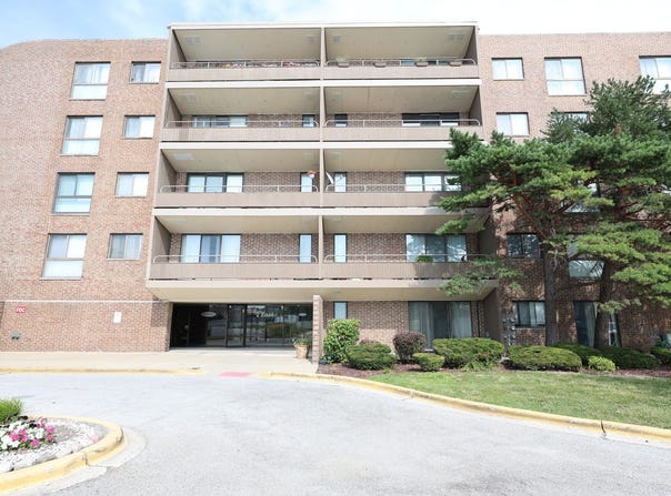 7 E CARRIAGEWAY Drive, Hazel Crest, IL 60429