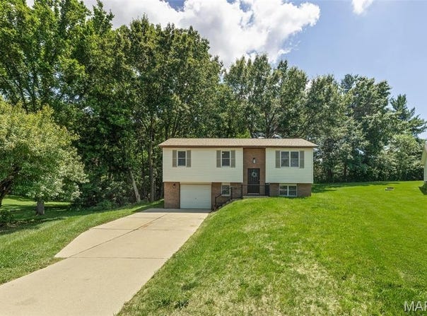 410 Saint Anthony Drive, Godfrey, IL 62035