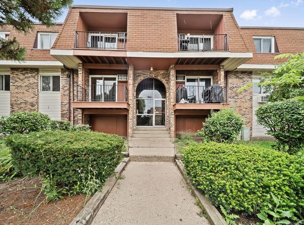 1065 Valley Lane, Hoffman Estates, IL 60169