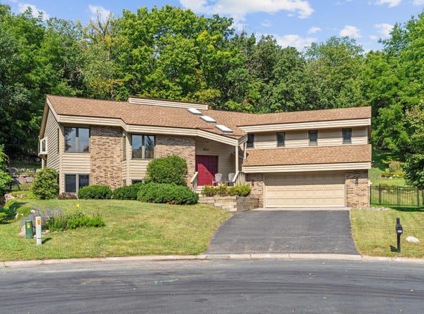 8524 Park Knoll Circle, Bloomington, MN 55438