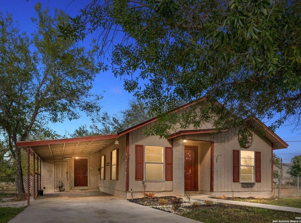 412 W Coker, Devine, TX 78016