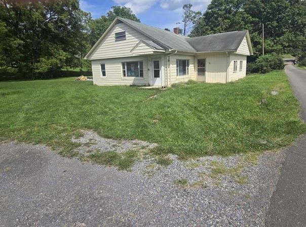 33 5th St., Bland, VA 24315