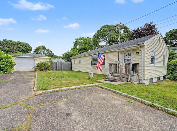 257 Elizabeth Avenue, Holbrook, NY 11741
