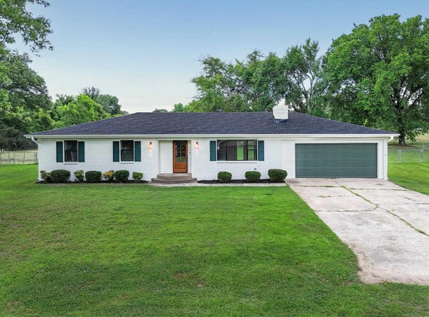 1 Lakeview Cir, Clarksville, AR 72830