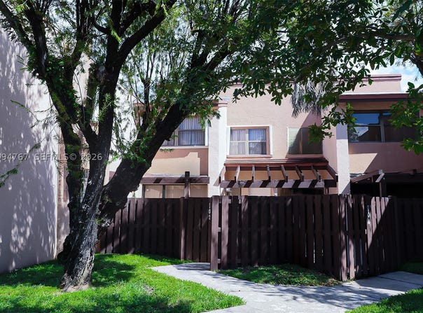 445 W Park Dr, Miami, FL 33172