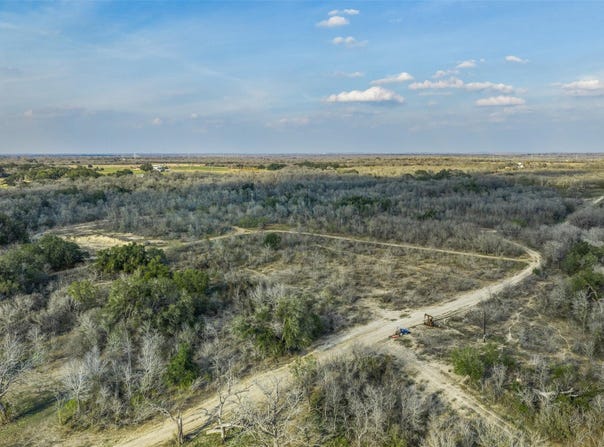 1144 Treetop Ln, Luling, TX 78648