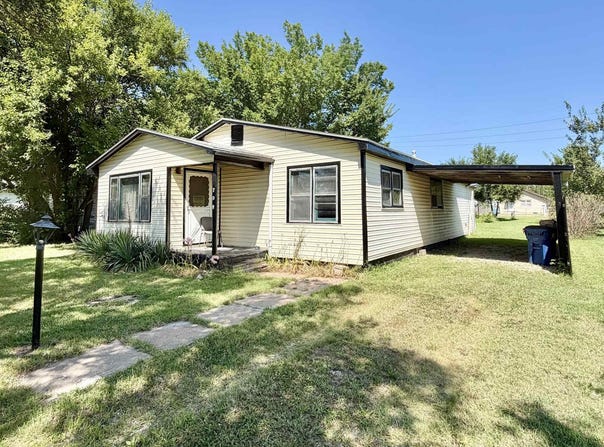 708 N School, Eureka, KS 67045