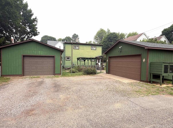 518 E RIDGE STREET, ISHPEMING, MI 49849-2133
