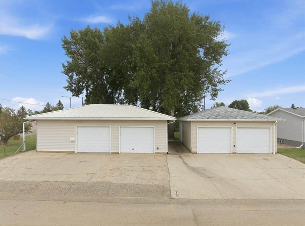 100 29th AV, Minot, ND 58701